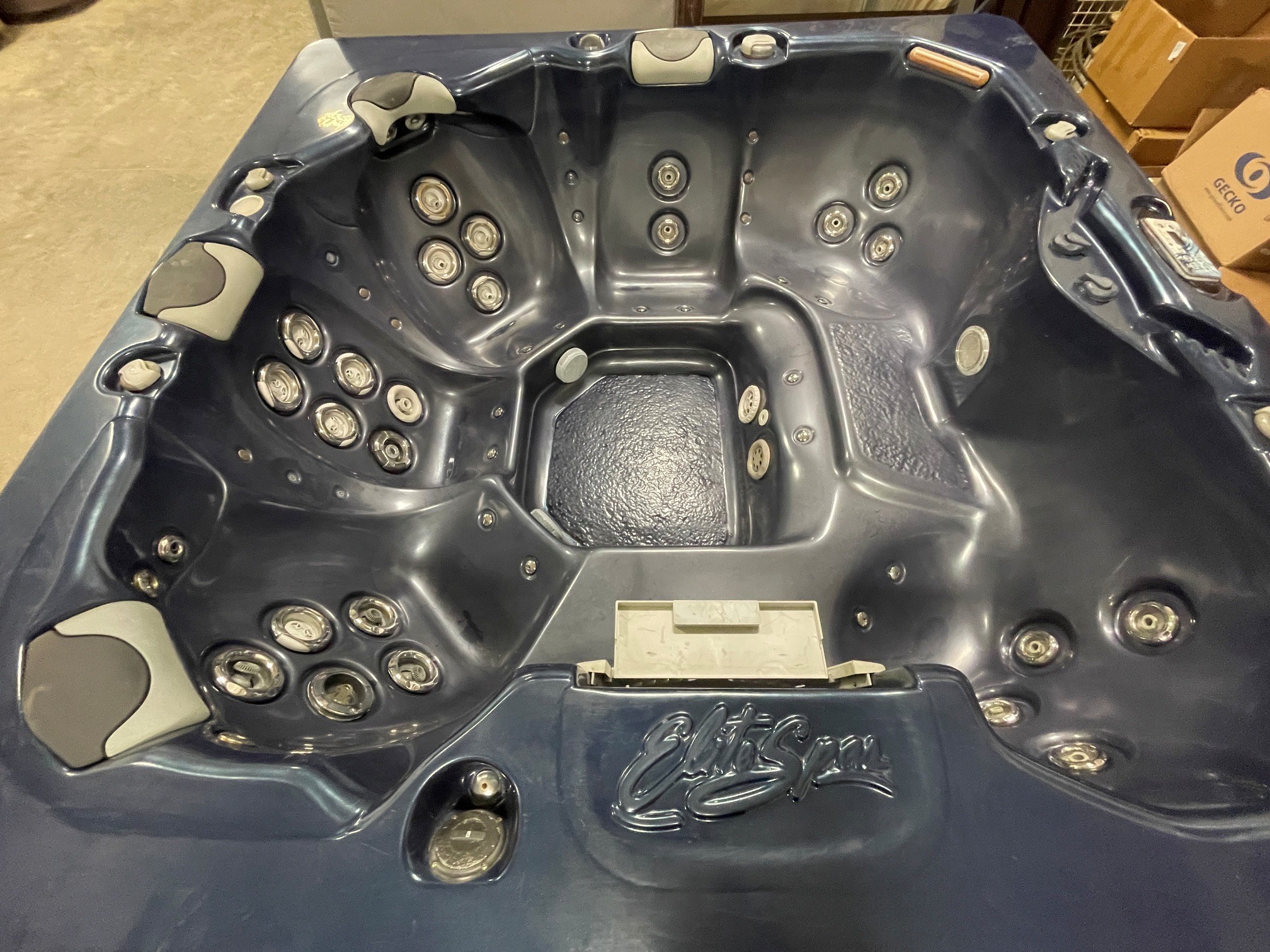 Refurbished Maax Spa – 7 Seats