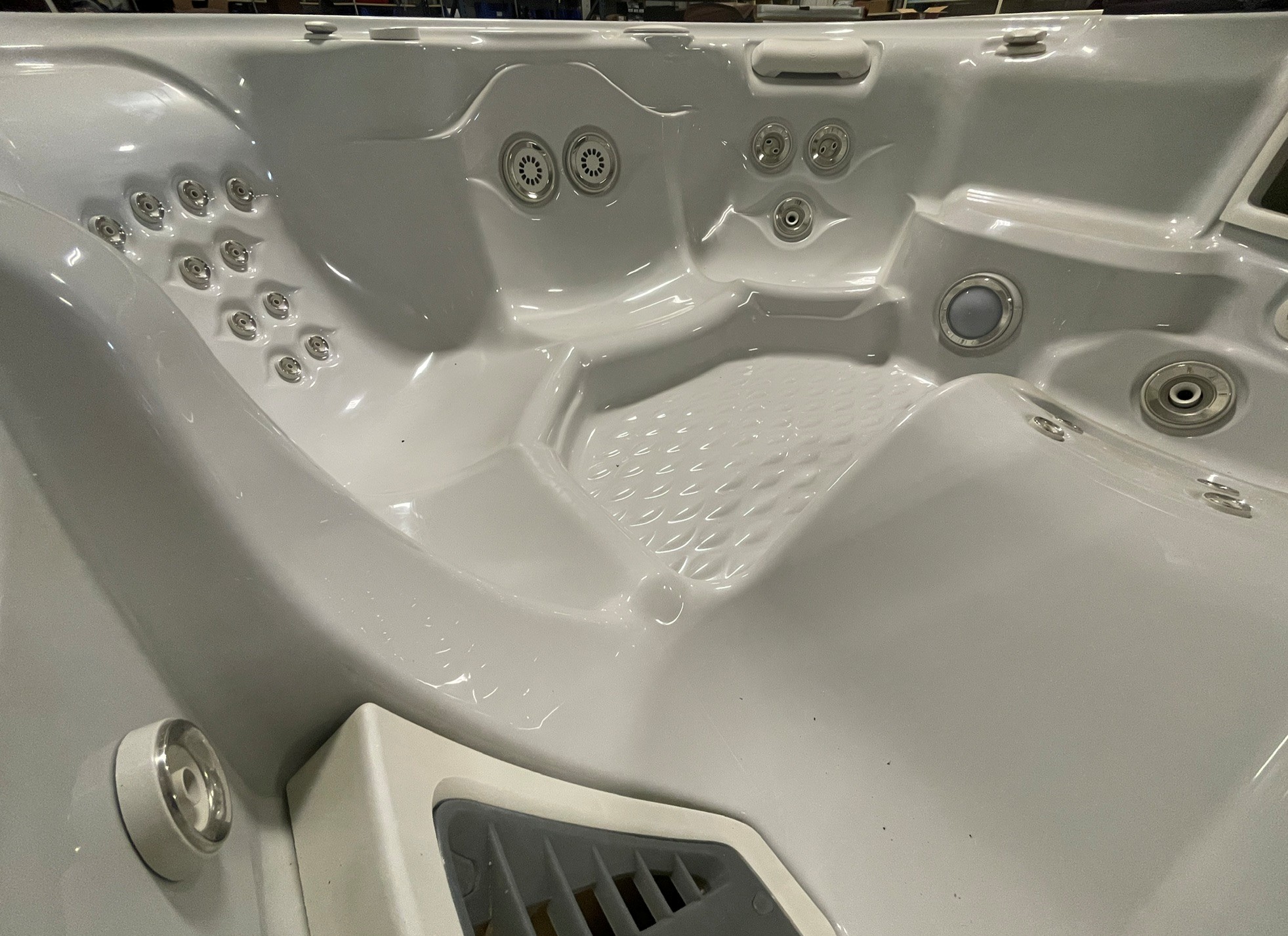 r408 6 | Young's Hot Tub Sales and Service Center Indoor hot tub with multiple mounted jets and a built-in stepped seating area